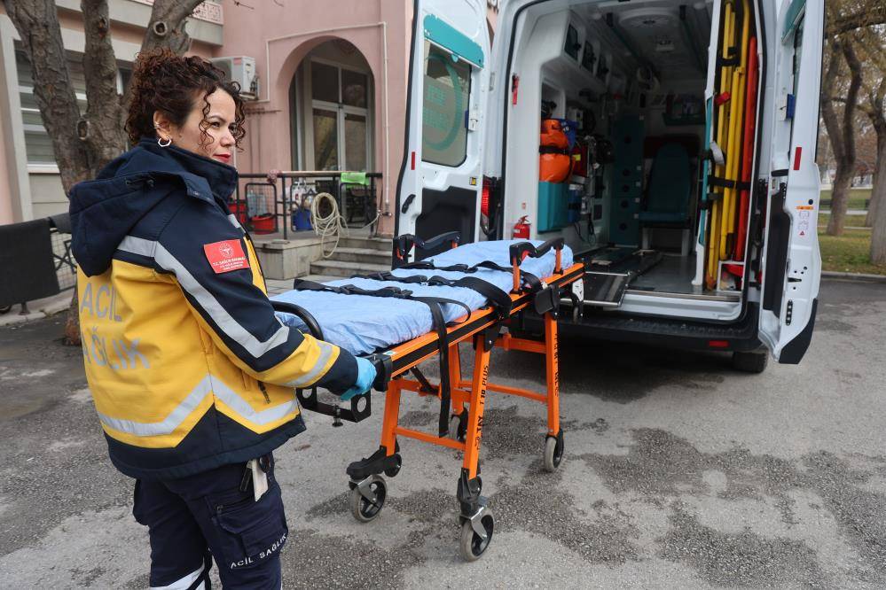 Konya’nın kadın ambulans şoförü zamanla yarışıyor, hayat kurtarıyor! 6